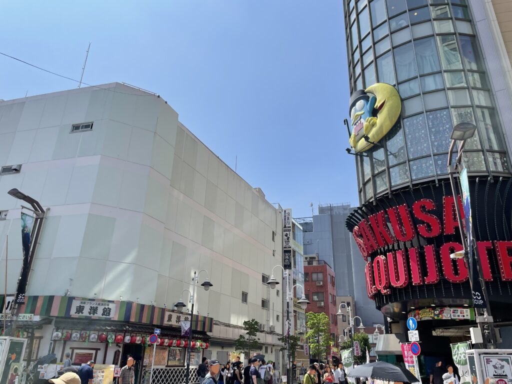 「浅草六区ブロードウェイ商店街」には劇場もある。