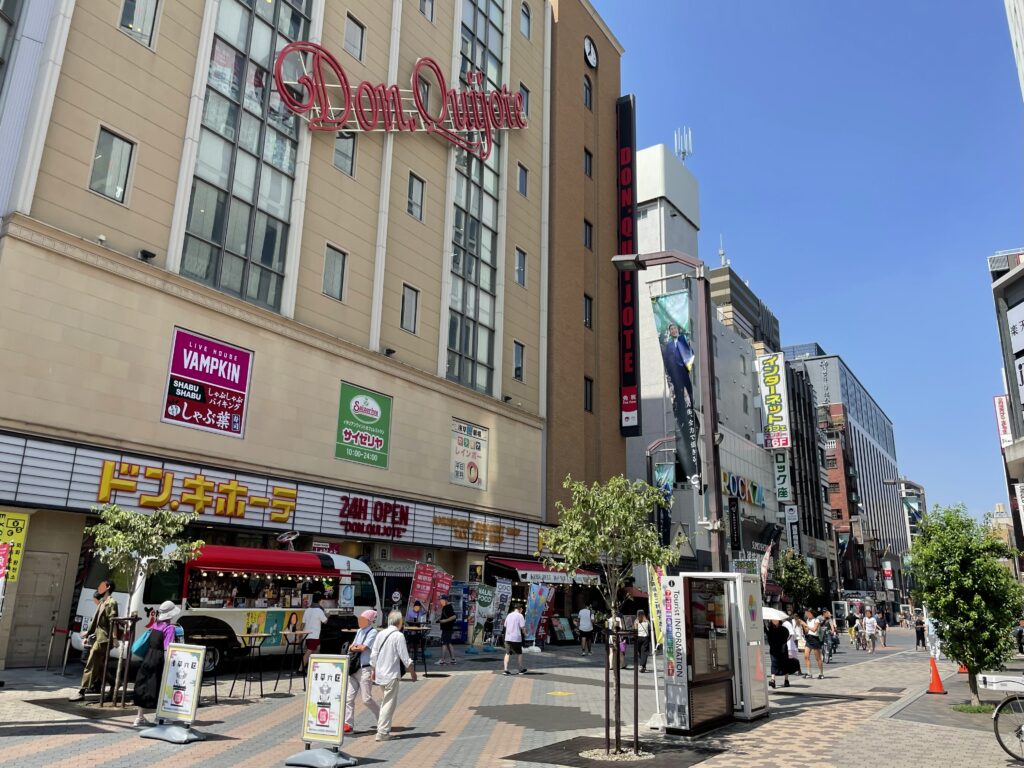 にぎやかな「浅草六区ブロードウェイ商店街」の様子。