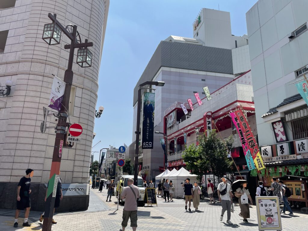 「浅草六区ブロードウェイ商店街」と接する「浅草六区通り」の入口。