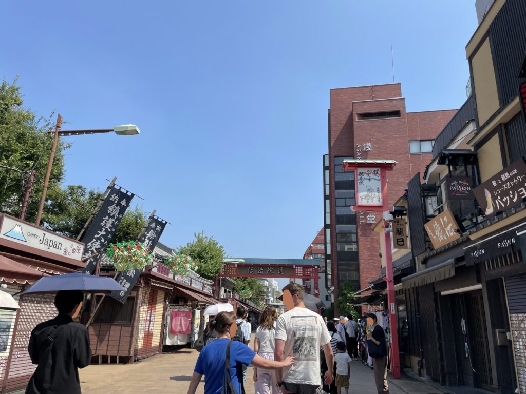 「仲見世」へとつながる「伝法院通り(でんぼういんどおり)」にも観光客がたくさん歩いている。