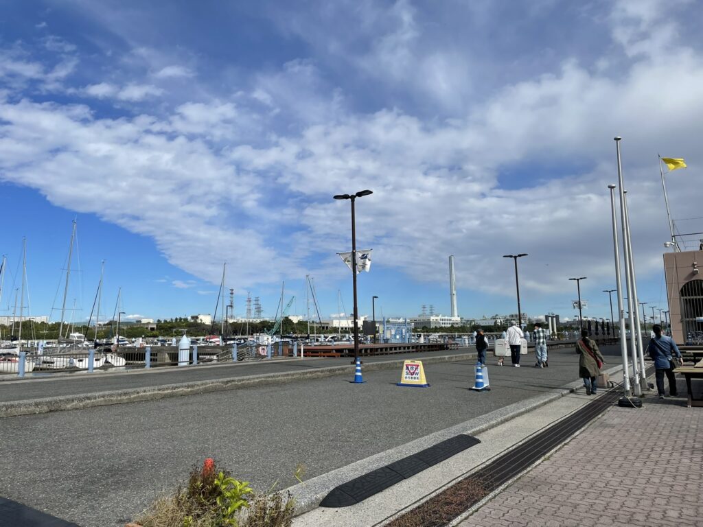 「東京夢の島マリーナ」から「イーノの森」へ向かう参加者たち。