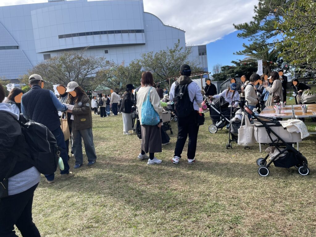 会場内では参加者たちが交流をしている。