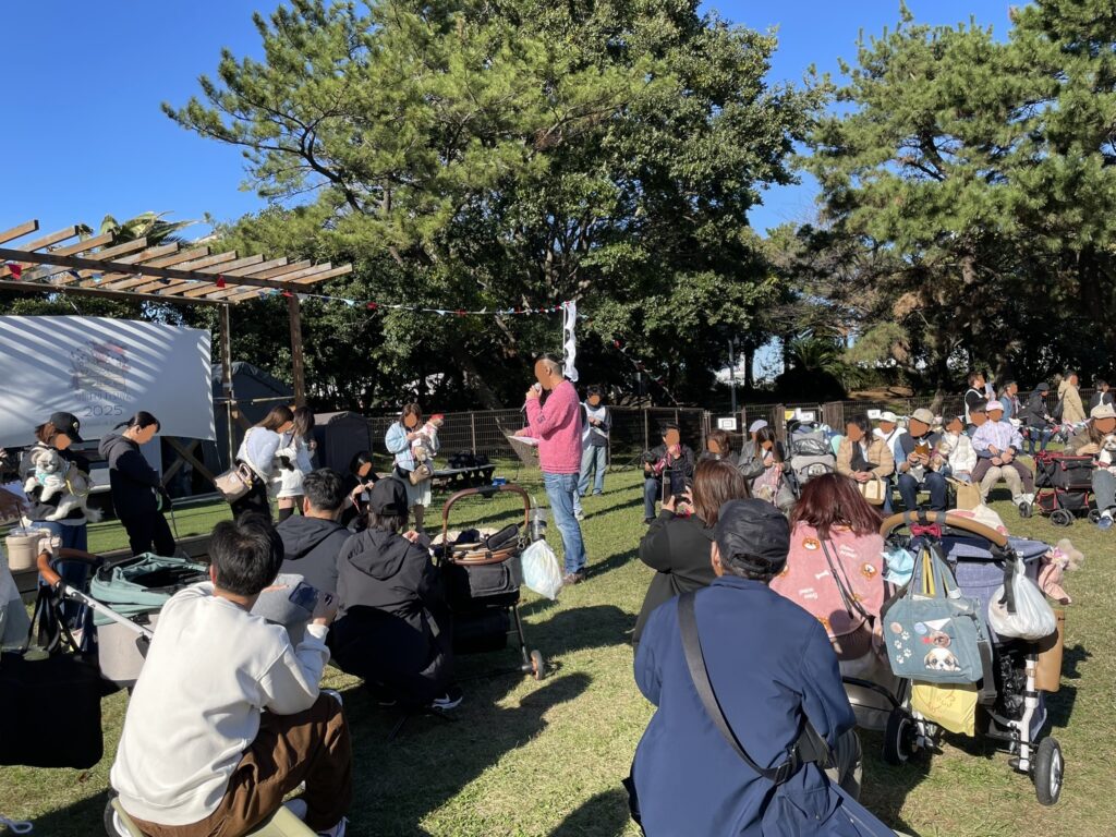 「ちょっとそれ貸して！借り物選手権」の様子。運営事務局が司会をしている。