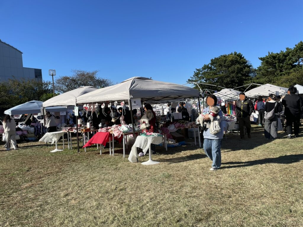 マーケットで様々なシーズーグッズが販売されている。