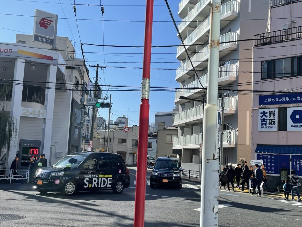 東京都台東区の土手通り。吉原大門から仲之町通りへ向かう人々の姿。