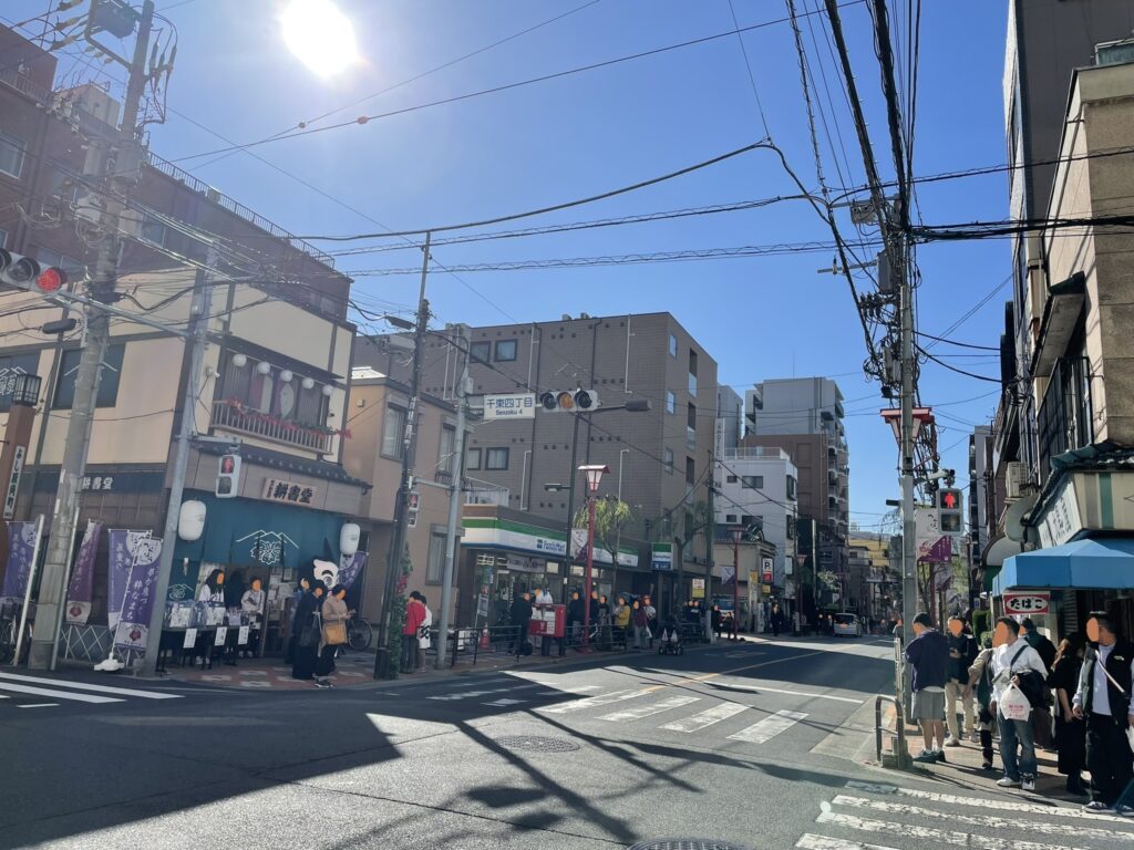 仲之町通りにある「江戸新吉原耕書堂」に集まる観光客たち。