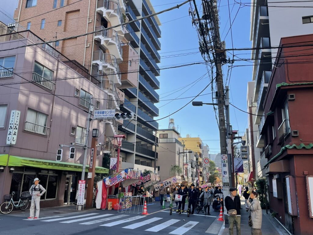 仲之町通りから入る「酉の市」の入口。交通規制がされている。