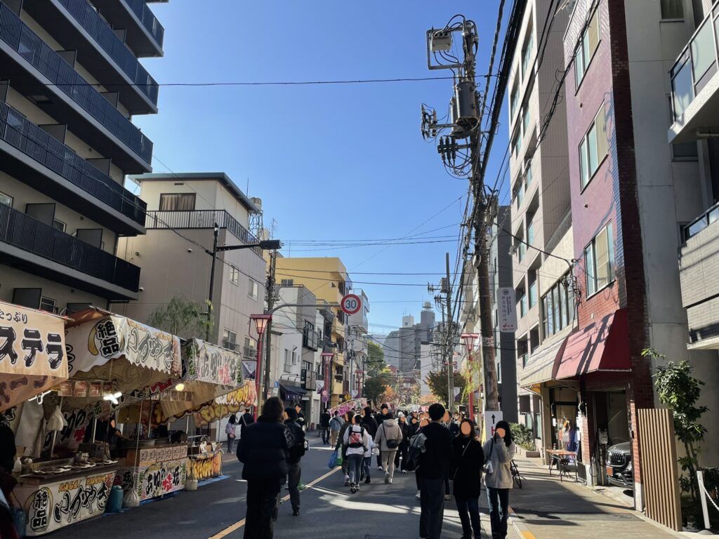 仲之町通りでは交通規制がされ、屋台が立ち並び、たくさんの人が歩いている。