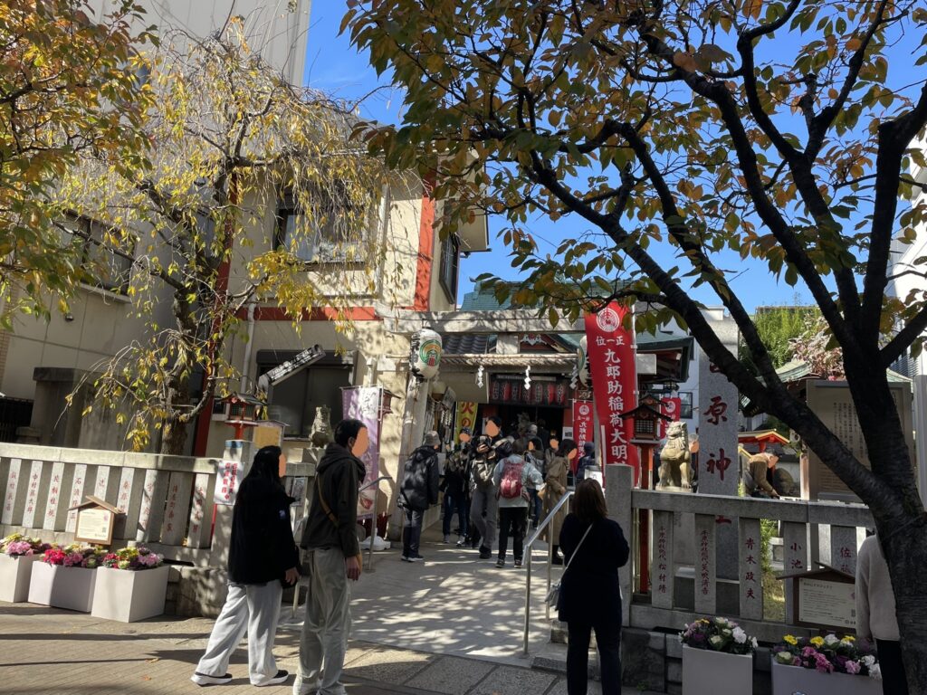 吉原神社にも、たくさんの参拝者がいる。