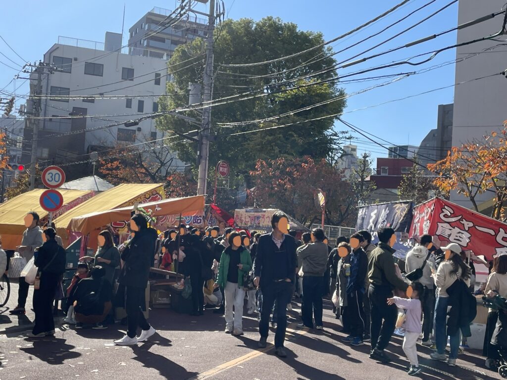 台東病院前の様子。屋台が立ち並び、大勢の人が歩いている。