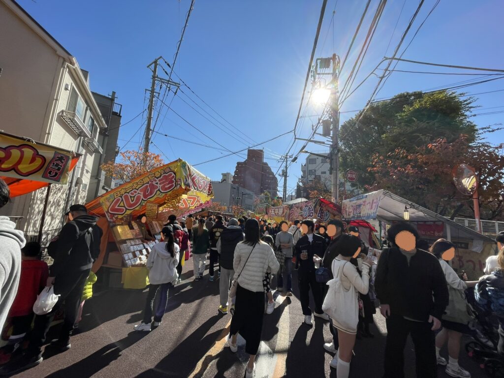 様々な屋台があり、とても活気がある。