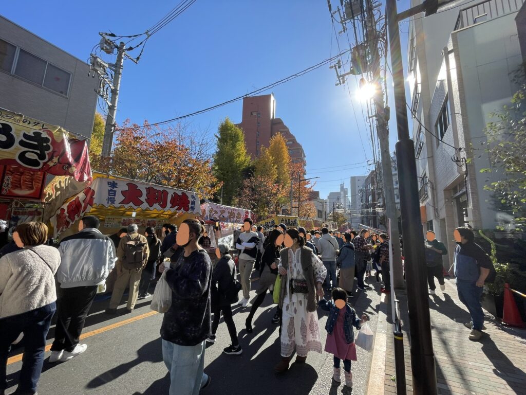天候にも恵まれ、多くの人が楽しそうに縁日の中を歩いている。