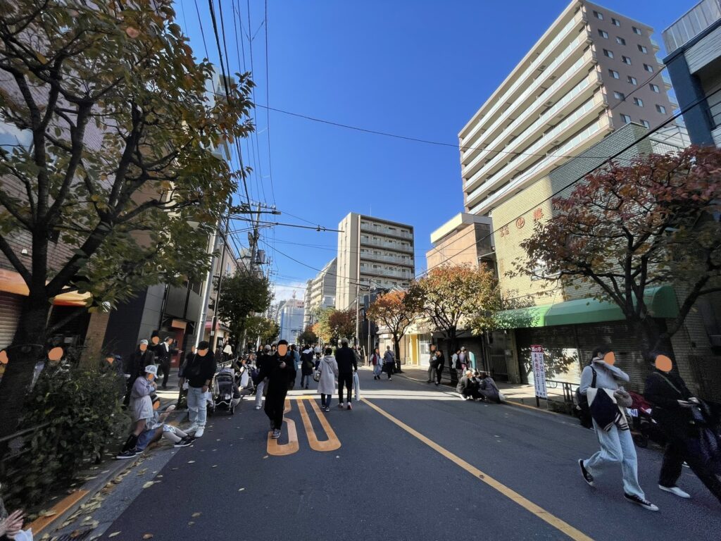 国際通りへ向かう途中。この通りも交通規制がされている。