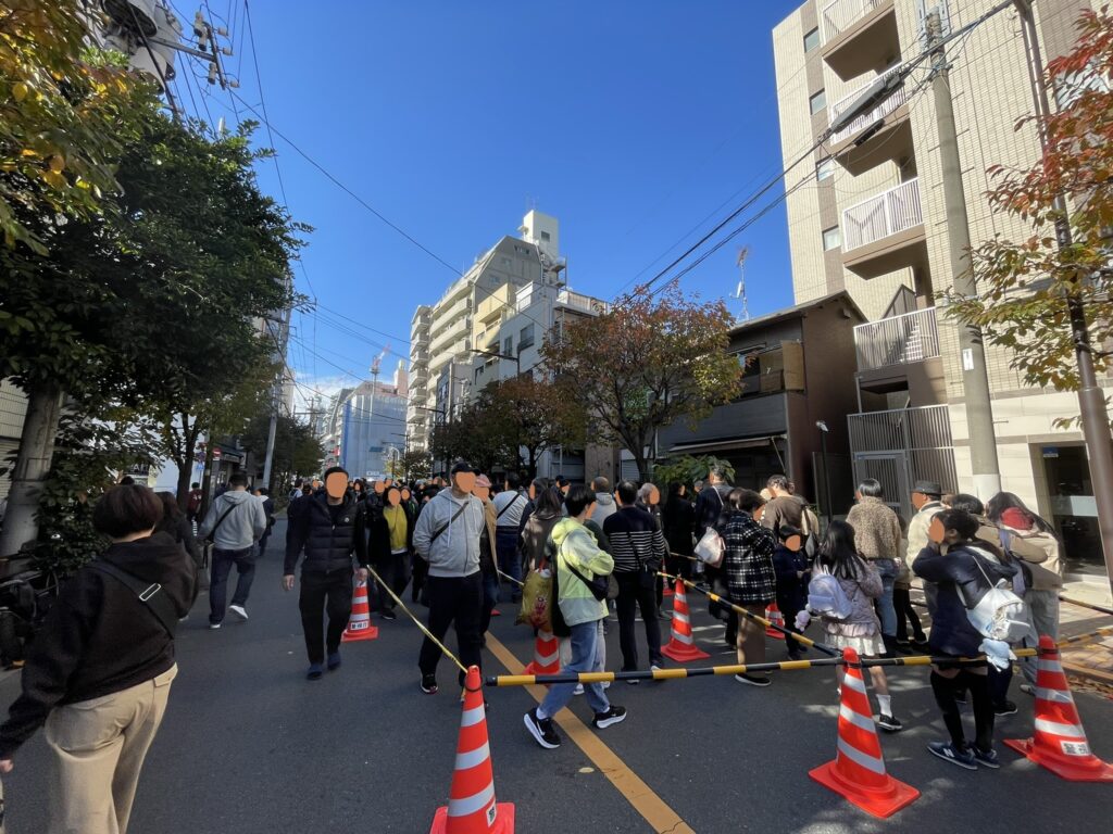 浅草側の鷲神社へ参拝する行列。