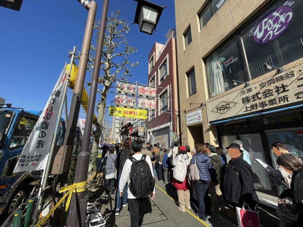 国際通りに、浅草側から並んだ参拝の行列と、三ノ輪側の参拝の行列へ向かう人々がいる。