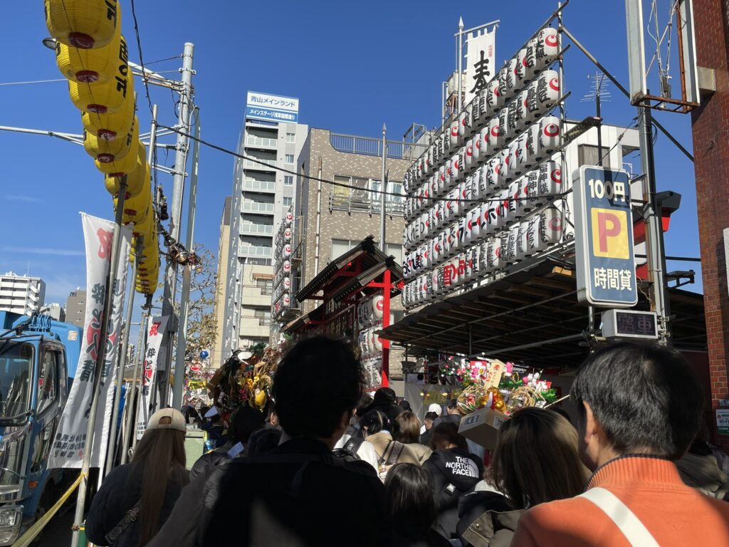 国際通りを三ノ輪側の行列に並ぶため、一旦、鷲神社の前を通る。