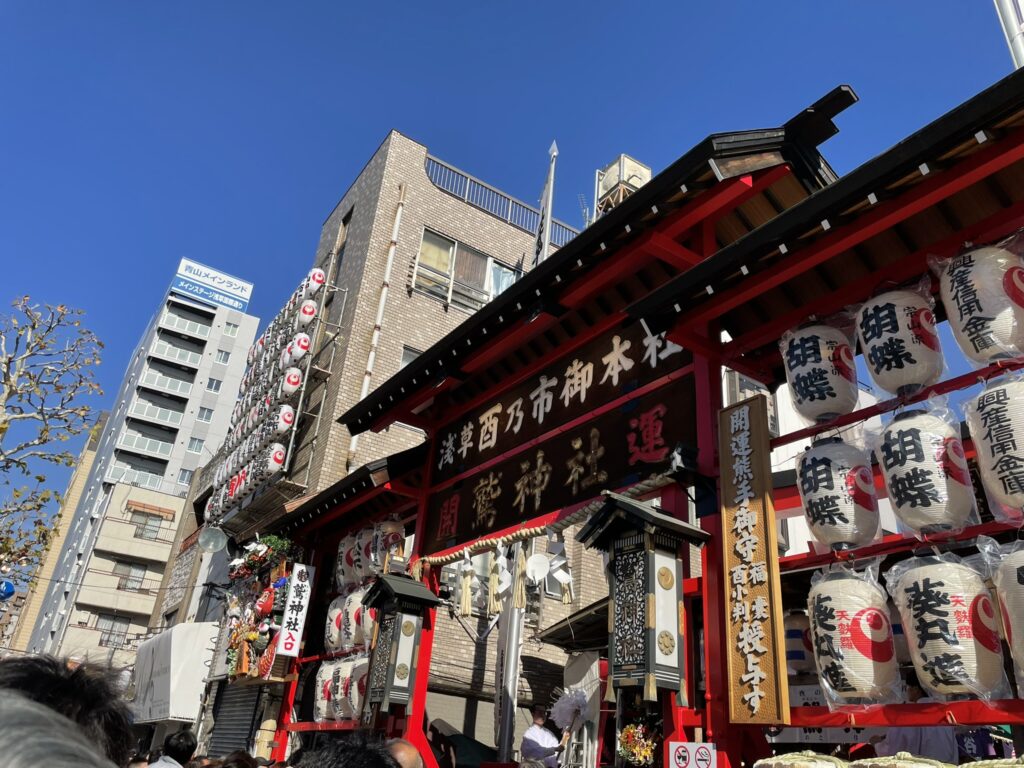 鷲神社の入口。大きな鳥居が立っている。
