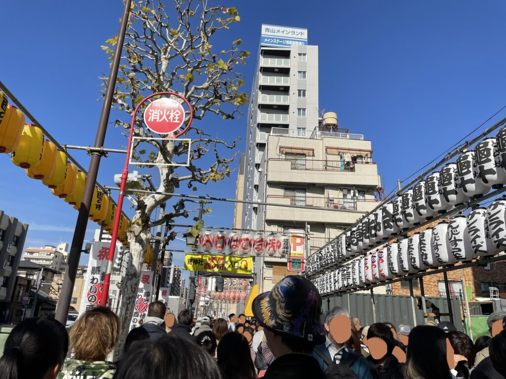 国際通りには、たくさんの提灯が飾られている。