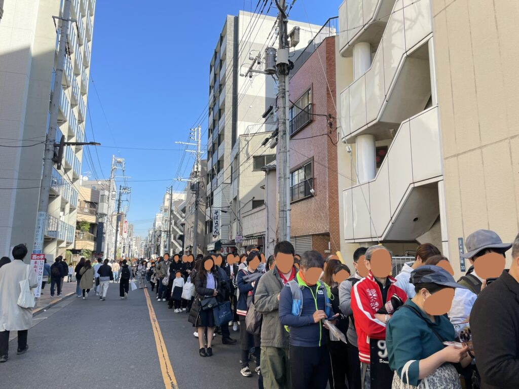 三ノ輪側の鷲神社を参拝する行列。たくさんの人が並んでいる。