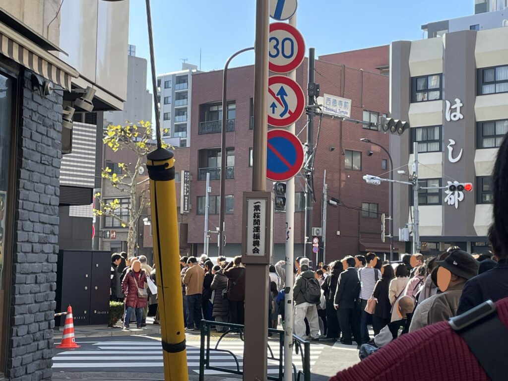 三ノ輪側の参拝者の列。