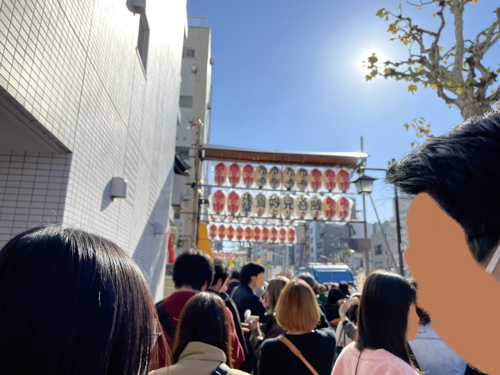 参拝者の列。鷲神社の入口は、まだ遠い。