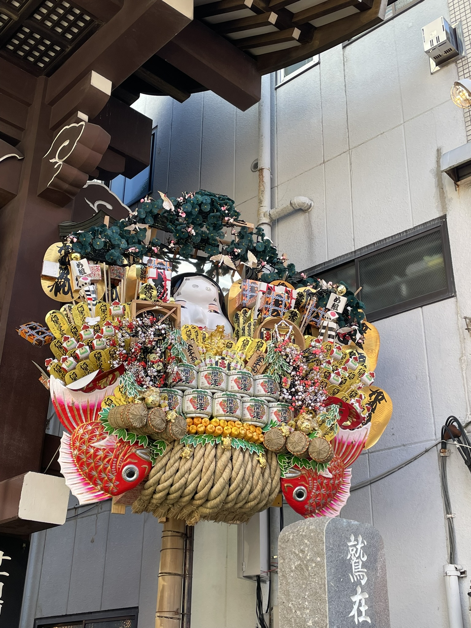 西の寺「長國寺」の門に飾られた大きな熊手。