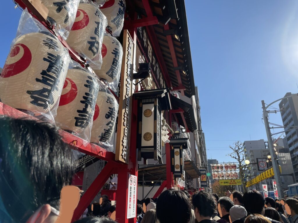 鷲神社の入口には、浅草側と三ノ輪側に並んだ参拝者が入っていく。