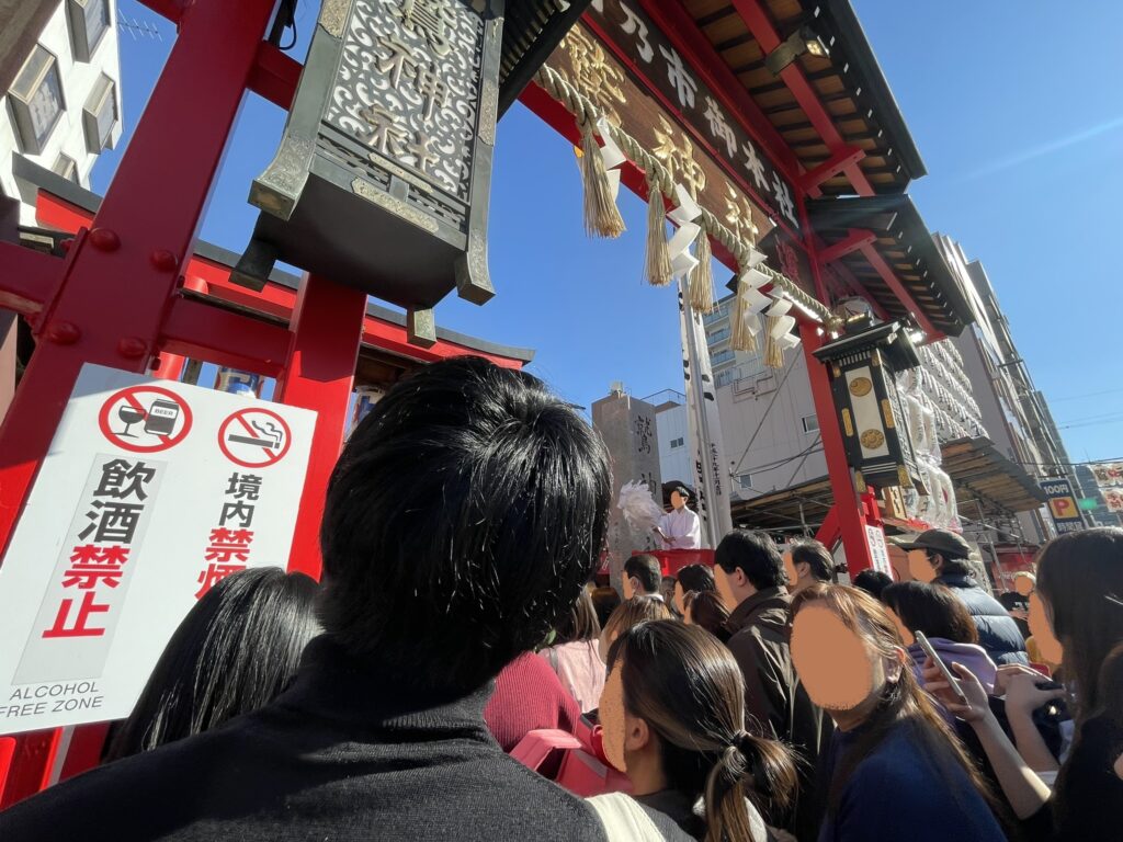 鷲神社の鳥居を下から見た様子。