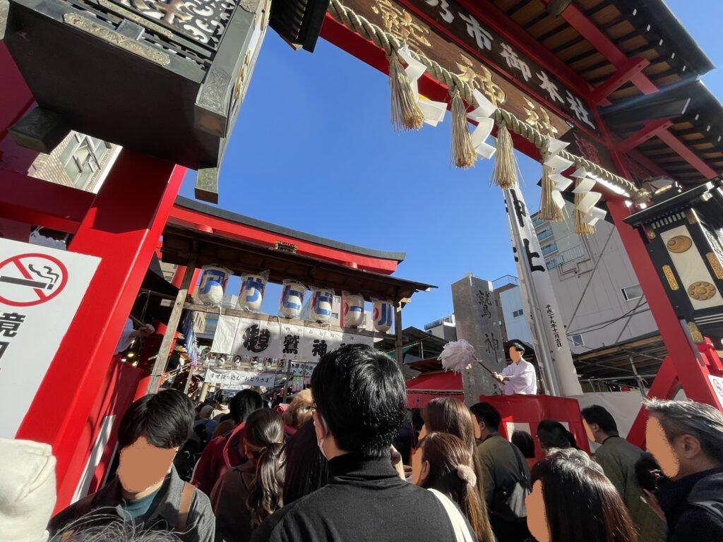 鷲神社の境内には、たくさんの鳥居がある。