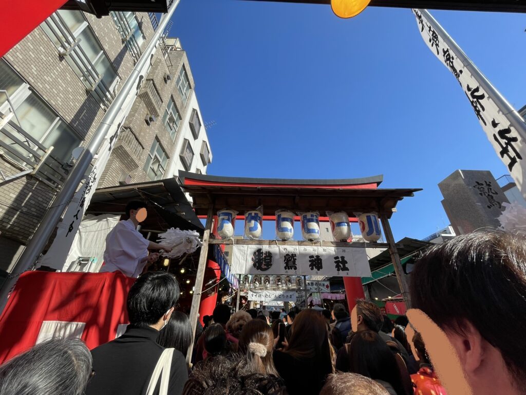 鷲神社の鳥居をくぐると、入口の両側ではお祓いがされている。