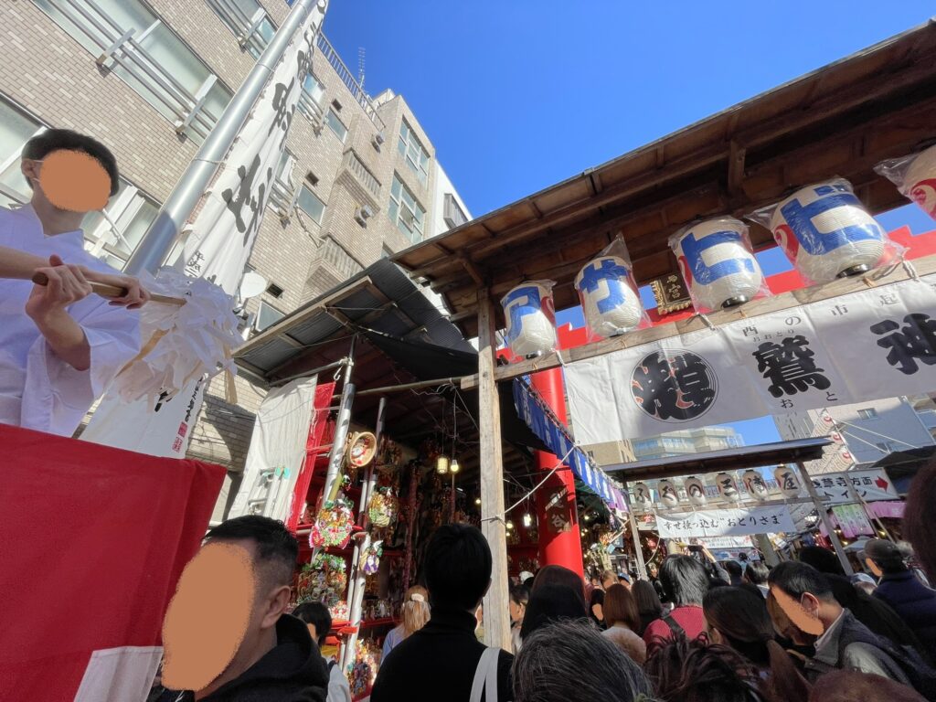 入口の鳥居をくぐり、鷲神社の境内に入る。