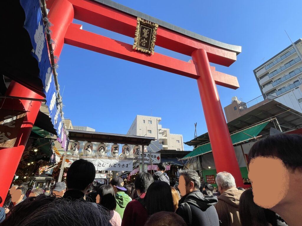 鷲神社の境内に入ると「鷲の宮」の鳥居がある。