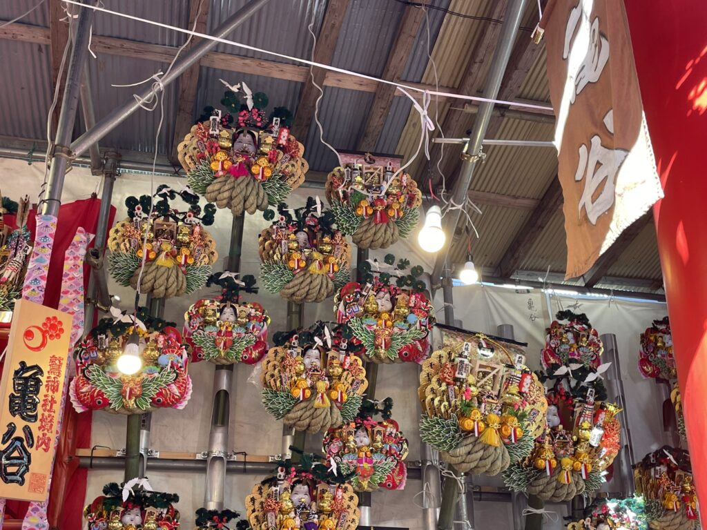 見事な「熊手」がたくさん飾られている。