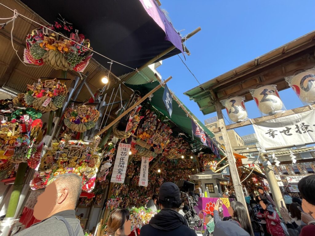 境内で飾られている屋台の「熊手」は、どれも芸術品で素晴らしい。