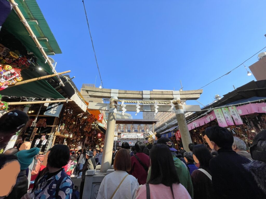 鷲神社の境内を歩く、たくさんの参拝者。
