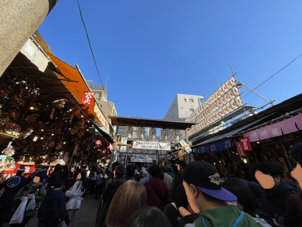 境内に立ち並ぶ「熊手」の屋台。