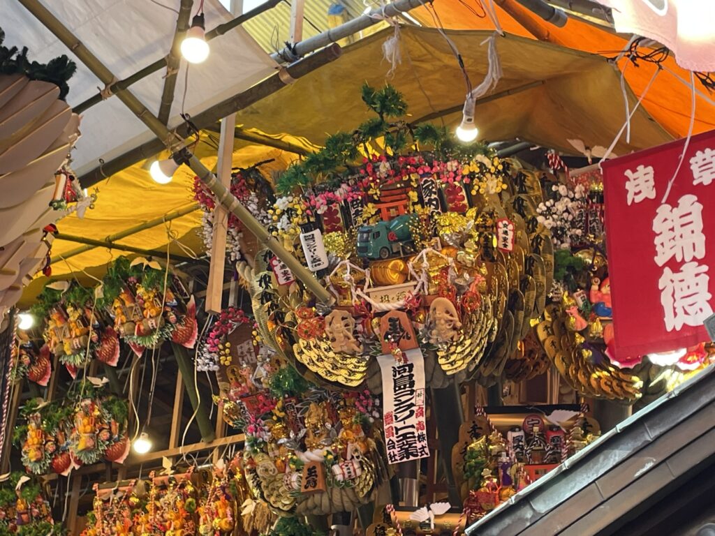 鷲神社の境内では、各屋台が立派な「熊手」を飾っている。