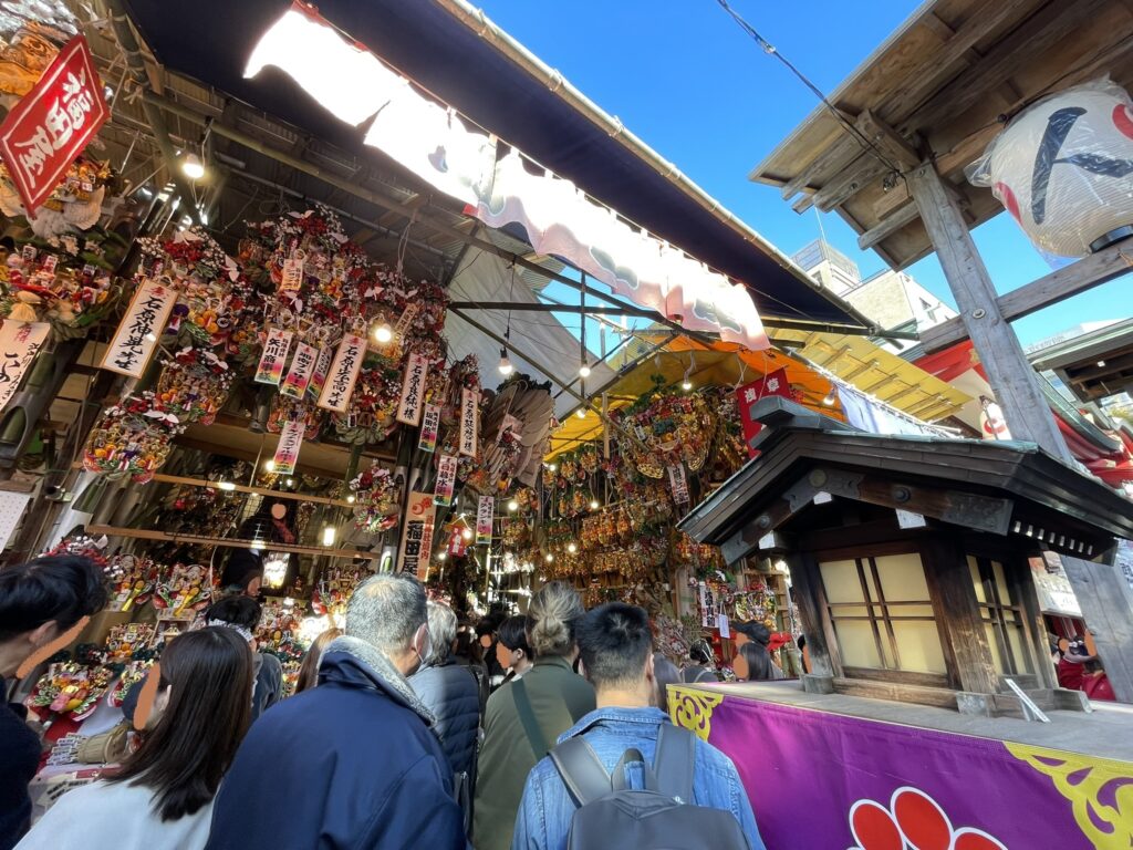 とても賑やかな鷲神社の境内。