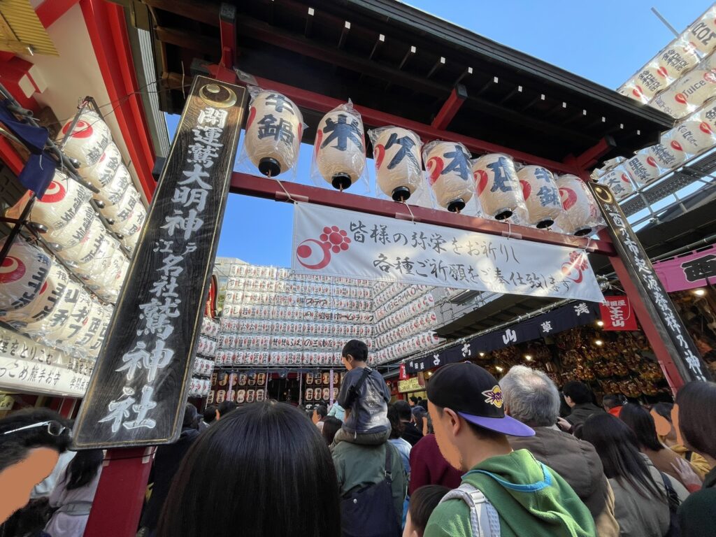 鷲神社のご神殿が見えてくる。