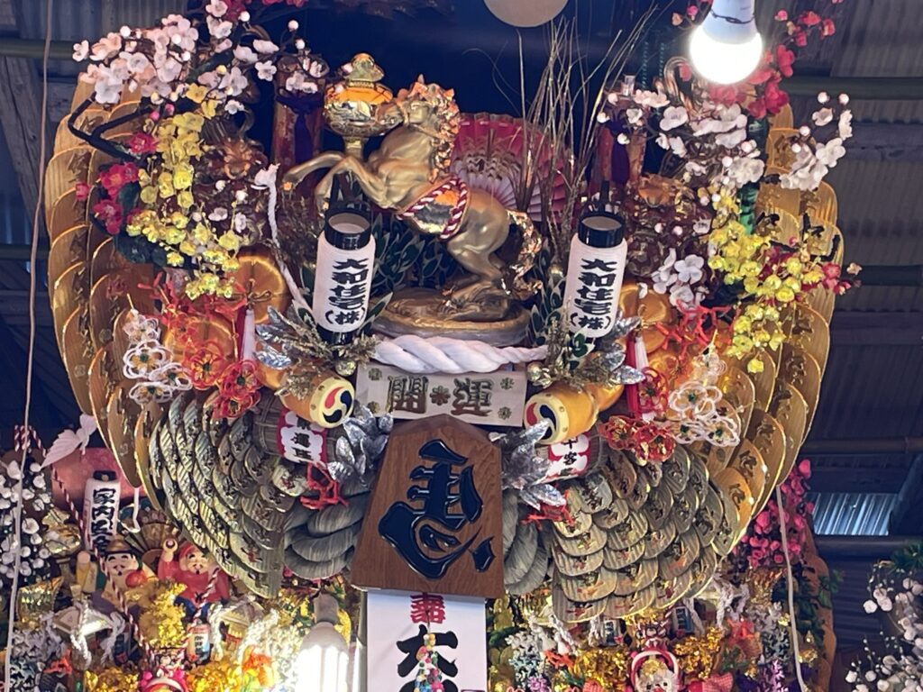 「馬」の大きな駒と黄金の馬が飾られた「熊手」