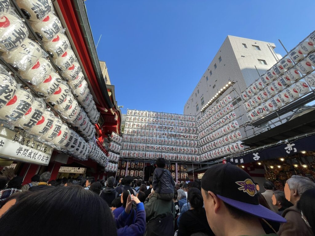 鷲神社のご神殿前には、たくさんの提灯が飾られている。