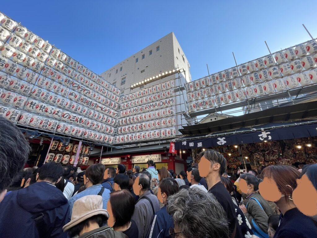 ご神殿の前へと進む、たくさんの参拝者たち。