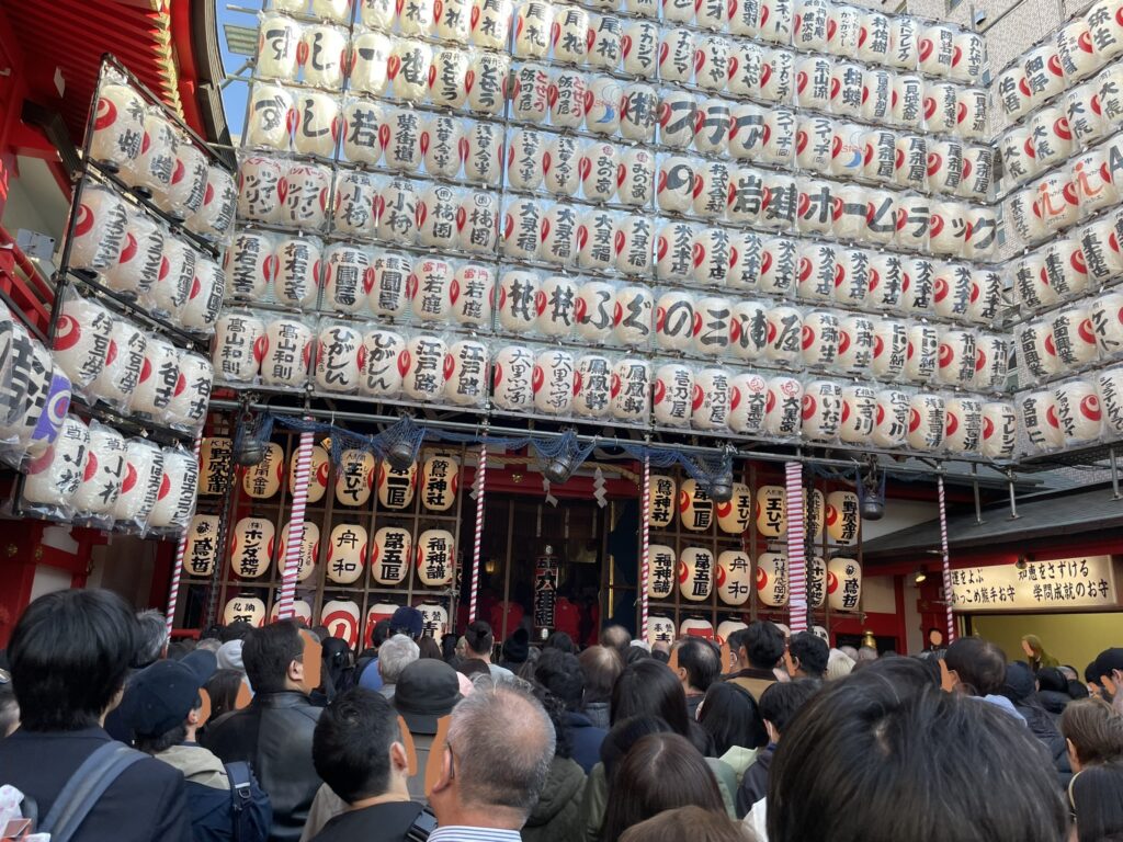 ご神殿の前に集まる、たくさんの参拝者。