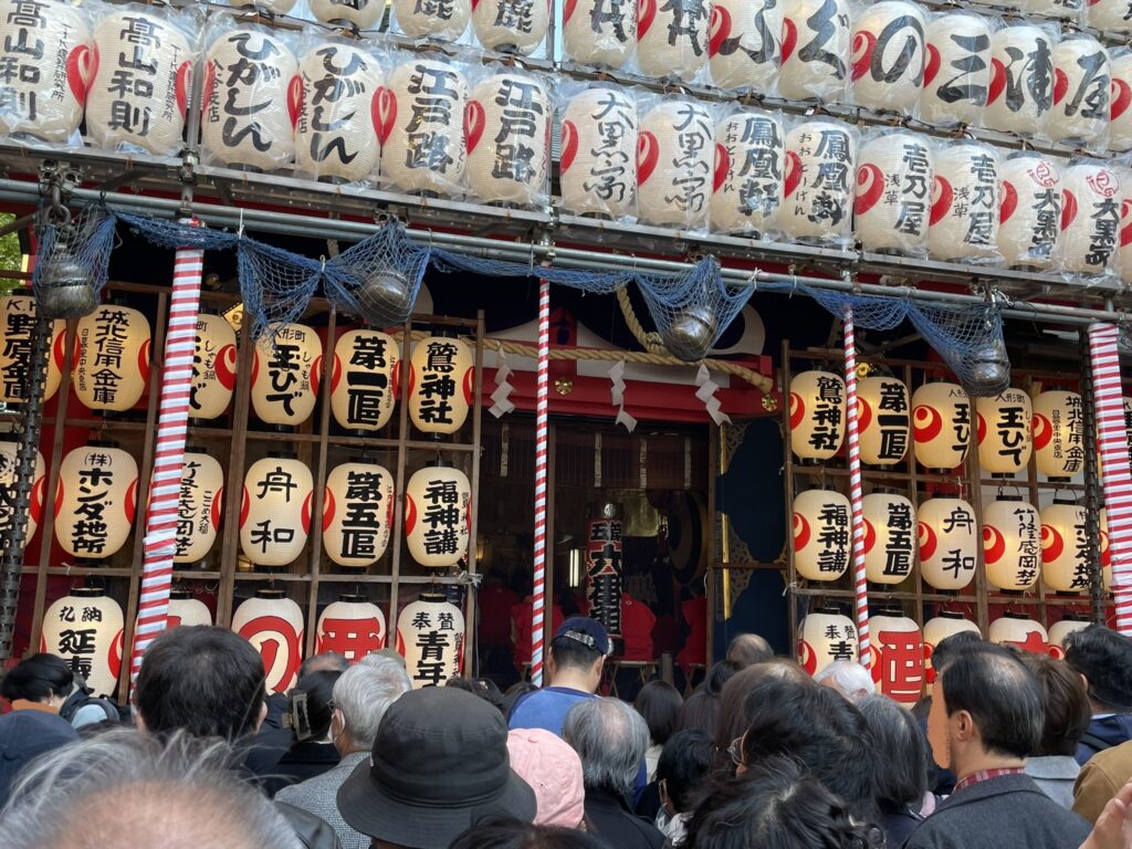 ご神殿の前で参拝。