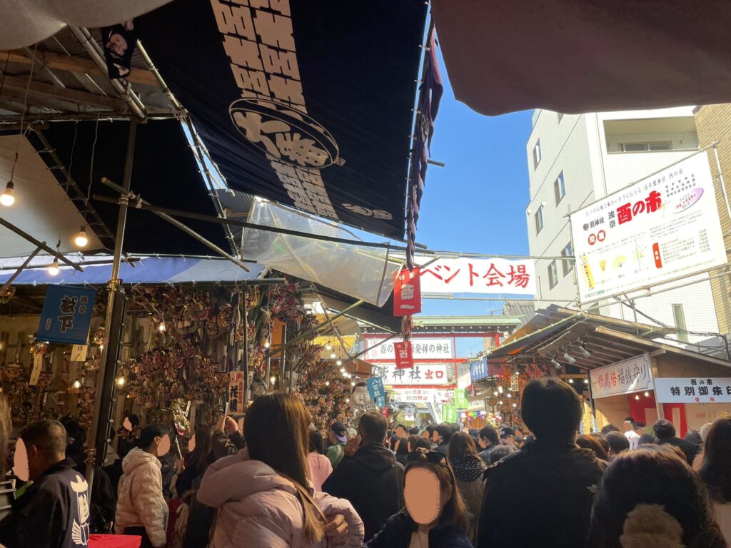 参拝をした参拝者たちが、境内を歩いている。