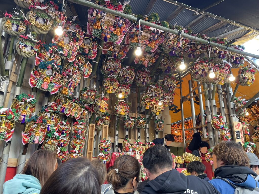 たくさんの「熊手」が飾られている。