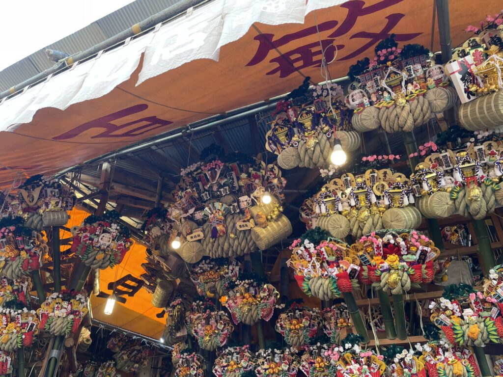 たくさんの「縁起熊手」が、各屋台で飾られている。