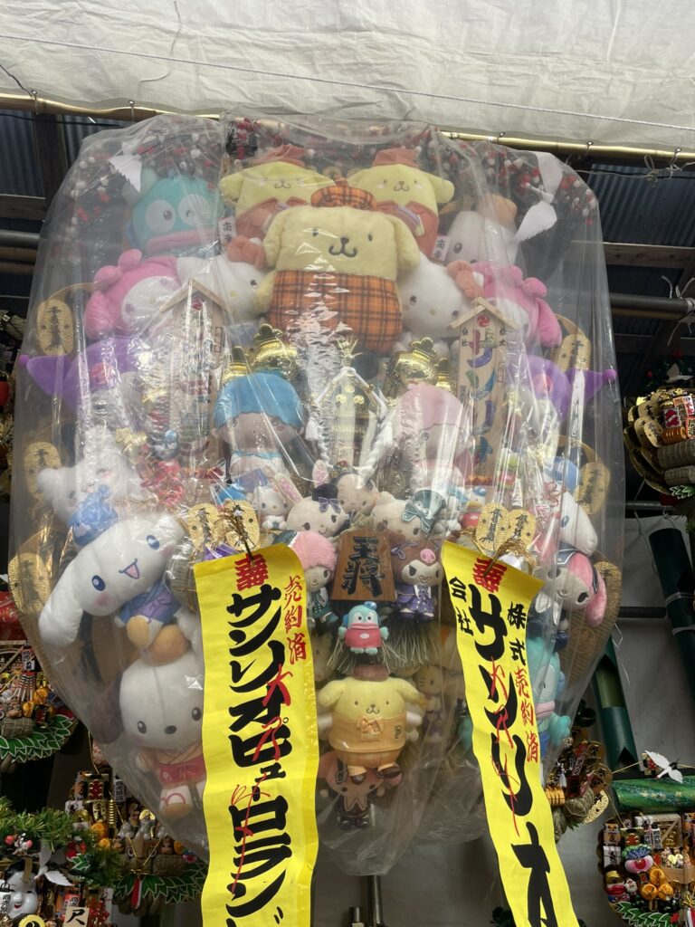 サンリオさんのキャラクター「熊手」が飾られた屋台。