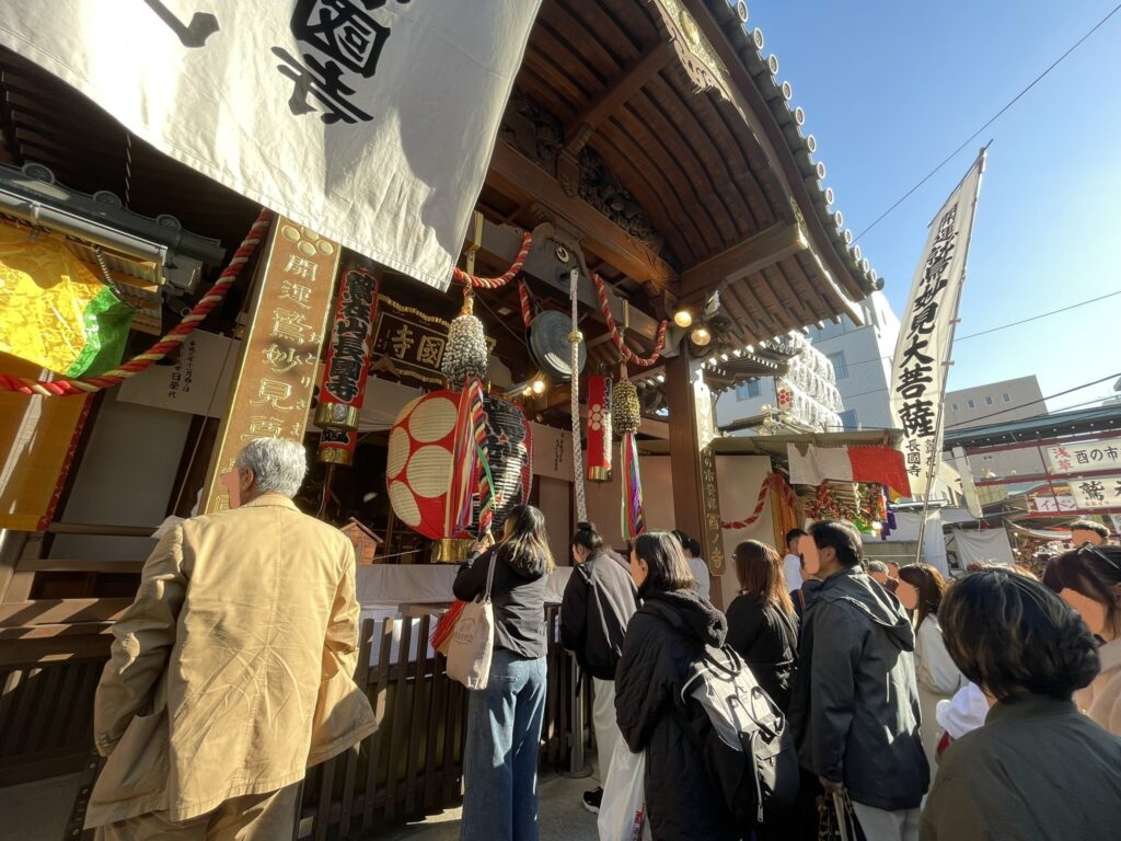 「鷲在山・長國寺」ご本堂を参拝する、たくさんの参拝者。