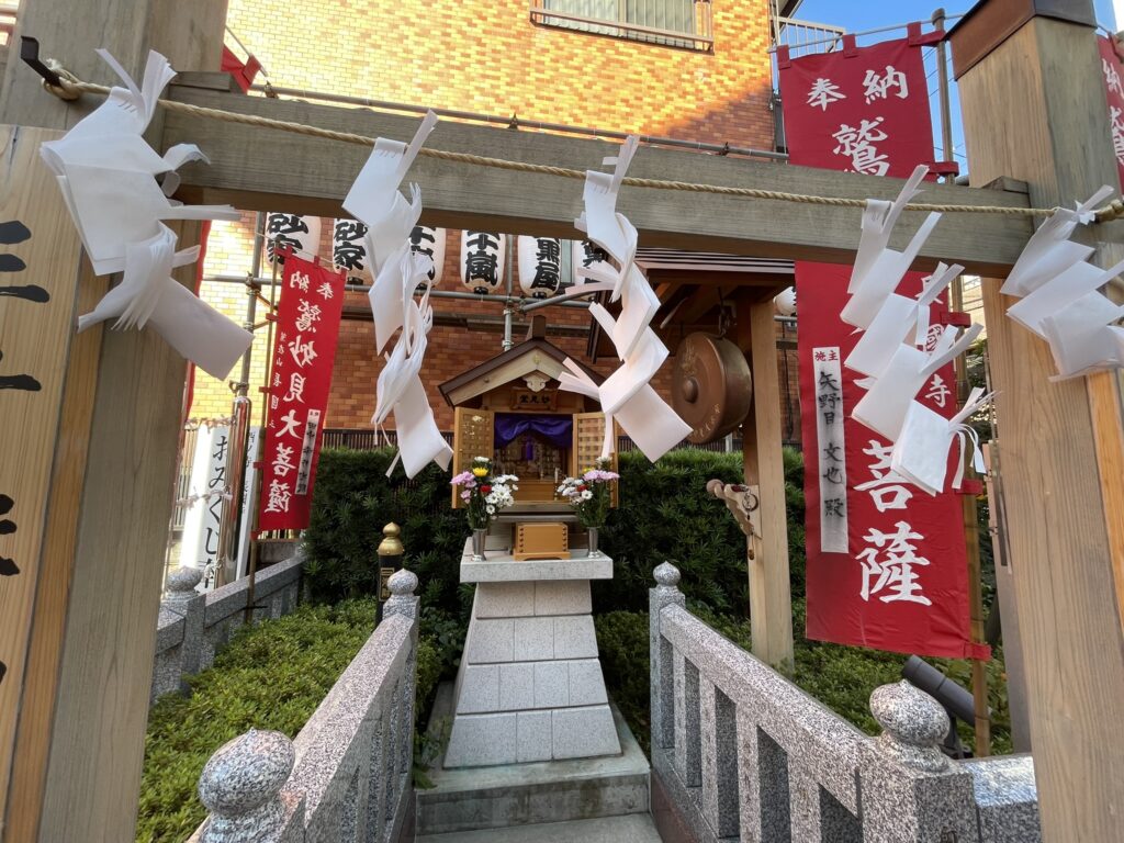 妙見菩薩を祀る「妙見堂」の開帳日に「酉の市」が開催。